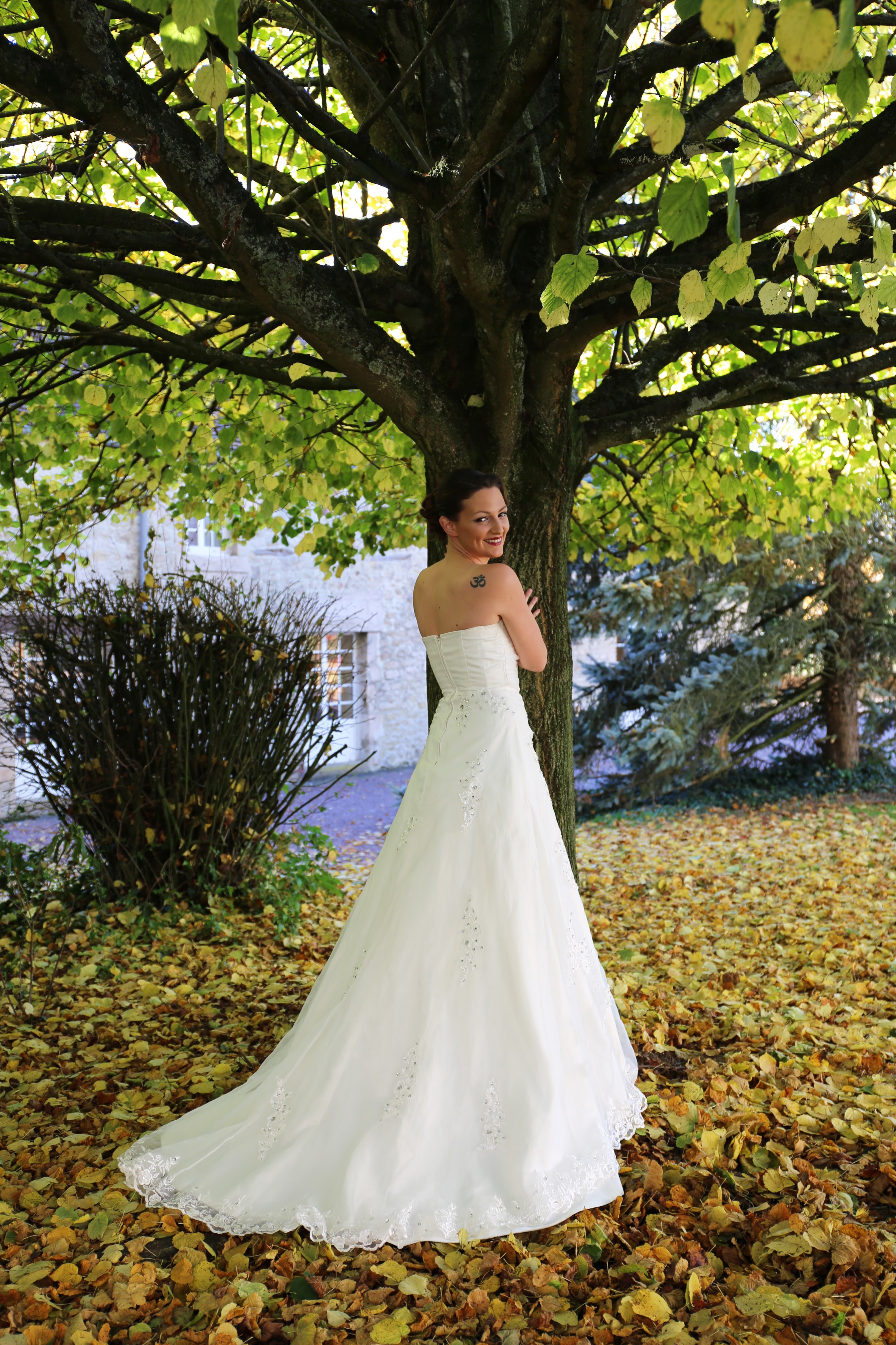 Idée de prise de vue de la mariée sous un tilleul en automne