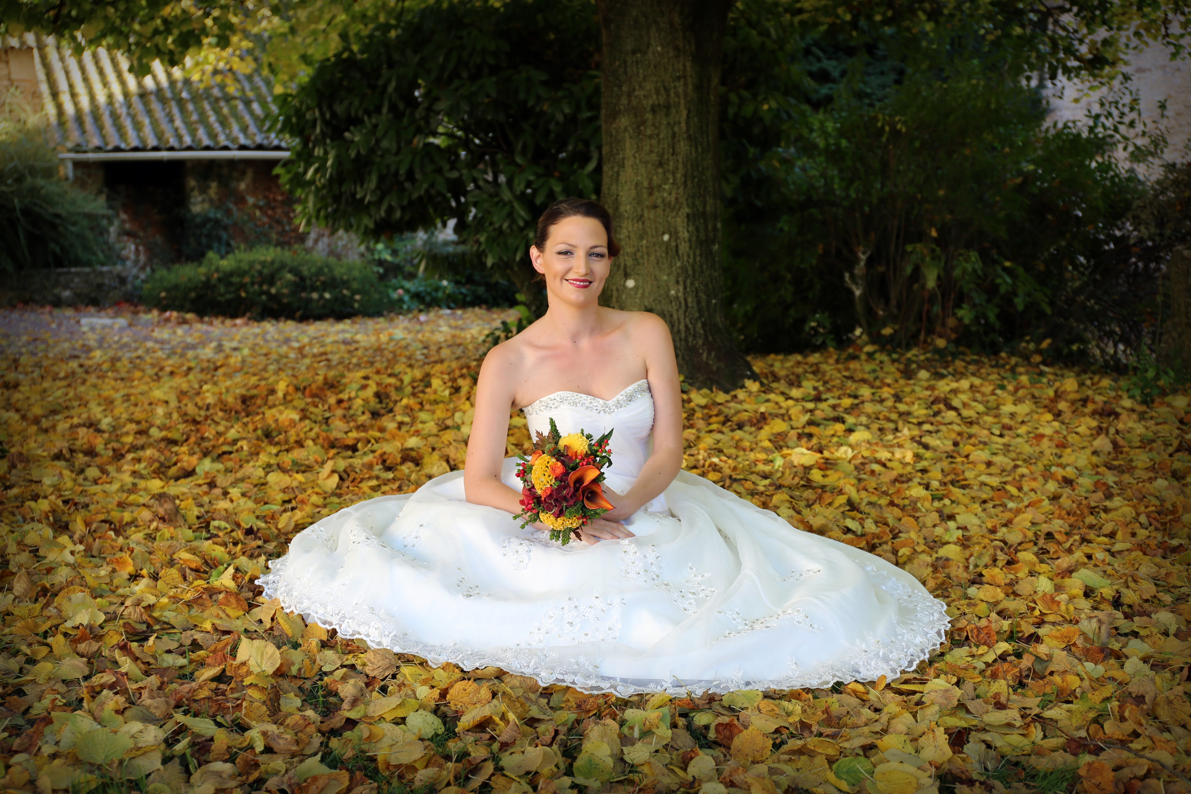 Photo de mariée dans les feuilles d'automne