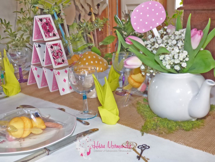 Décoration Alice au Pays des Merveilles Pâques cartes lapins champignons théière blog
