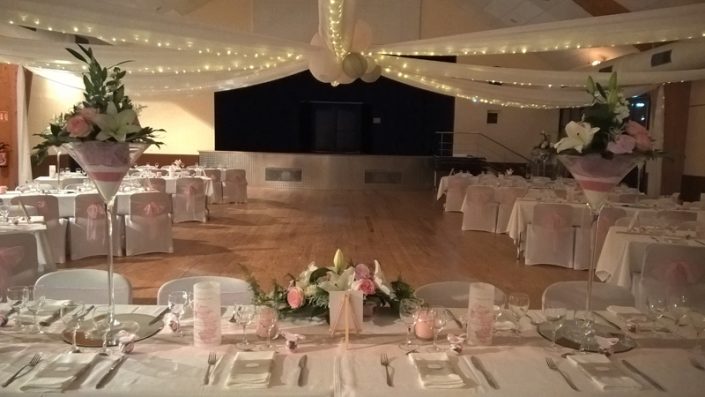 Décoration mariage rose gris salle des fêtes drapés en étoile vase martini menu photophore