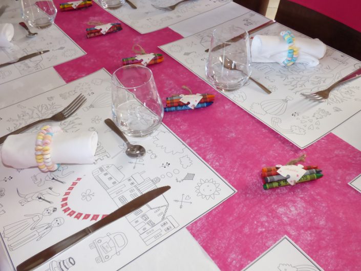 Décoration mariage table enfant fuchsia set de table à colorier