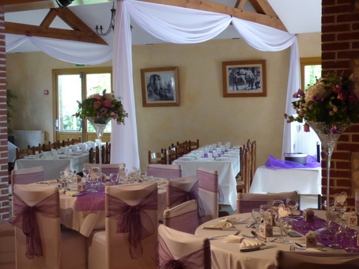Décoration mariage violet drapés housses de chaise vase martini bergerie le doux marais calvados